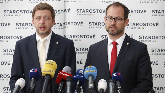 Tiskov konference STAN ped jednnm Snmovny, na snmku zleva Vt Rakuan a Jan Farsk. (4. ervna 2019)