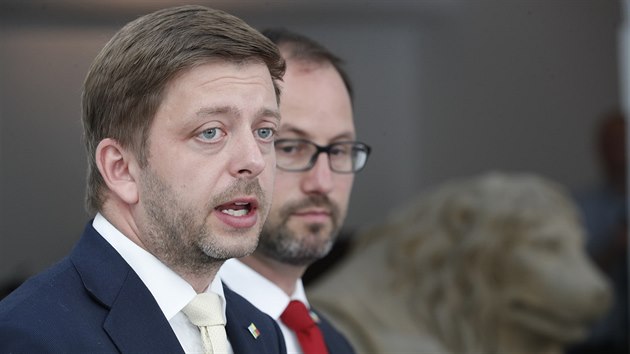 Tiskov konference STAN ped jednnm Snmovny, na snmku zleva Vt Rakuan a Jan Farsk (4. ervna 2019)