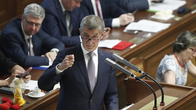 Premir Andrej Babi se na schzi Snmovny vyjaduje k auditn zprv Evropsk komise k jeho stetu zjm. (4. ervna 2019)