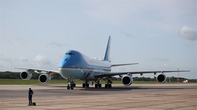 Speciál Air Force One s americkém prezidentem a jeho ženou na palubě právě přistává na londýnském letišti Stansted. (3. června 2019)