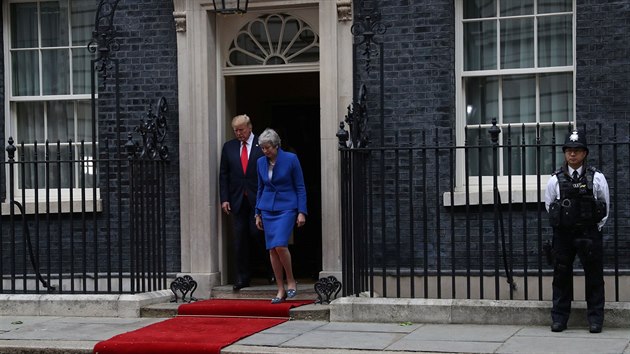 Americk prezident Donald Trump s britskou premirkou Theresou Mayovou opoutj Downing Street 10. (4. ervna 2019)
