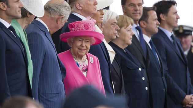 Britsk krlovna Albta II. v hovoru s princem Charlesem na tribun bhem oslav 75. vro vylodn Spojenc v Normandii. 5. ervna 2019) 
