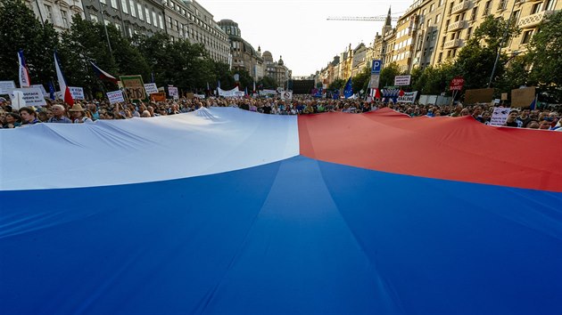 tern demonstrace iniciativy Milion chvilek pro demokracii na praskm Vclavskm nmst. Pes 120 tisc lid dalo demisi ministryn Marie Beneov a premira Andreje Babie. (4. ervna 2019)