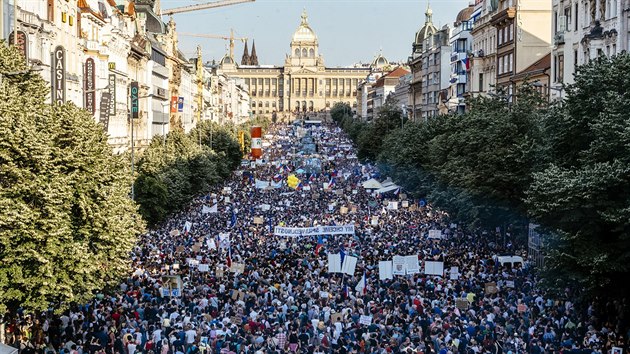 tern demonstrace iniciativy Milion chvilek pro demokracii na praskm Vclavskm nmst. Pes 120 tisc lid dalo demisi ministryn Marie Beneov a premira Andreje Babie. (4. ervna 2019)