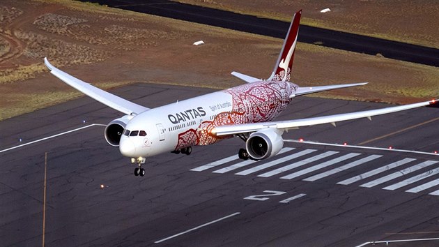 Dreamliner australské společnosti Qantas přistává na letišti v Alice Springs (2. března 2018)