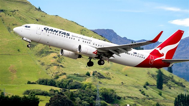 Boeing 737 letecké společnosti Qantas přistává na letišti v novozélandském Queenstownu. (9. prosince 2016)