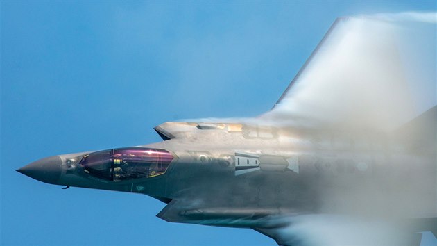 Pilot pedvd americkou sthaku F-35A Lightning II na pehldce v Miami.