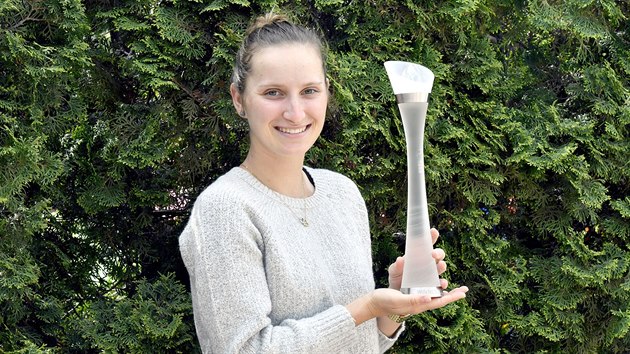 Tenistka Markta Vondrouov pzuje s vtznou trofej z turnaje WTA. (27. dubna 2017)