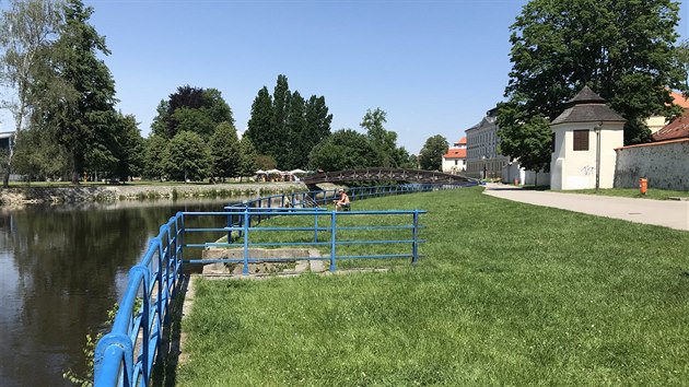 Na mnoha m�stech v �esk�ch Bud�jovic�ch je p��stup k �ece omezen z�bradl�m. Vedle Biskupsk� zahrady by se to mohlo zm�nit.