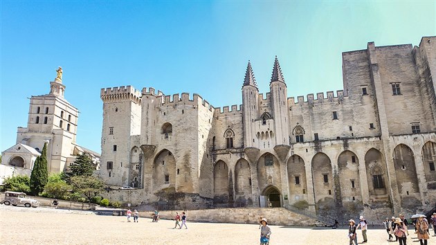 Papežský palác v Avignonu. Vlevo katedrála Notre-Dame