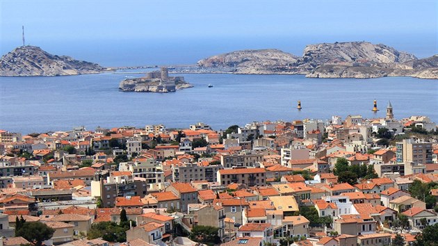 Pohled na ostrov If od baziliky Notre Dame de la Garde v Marseille.