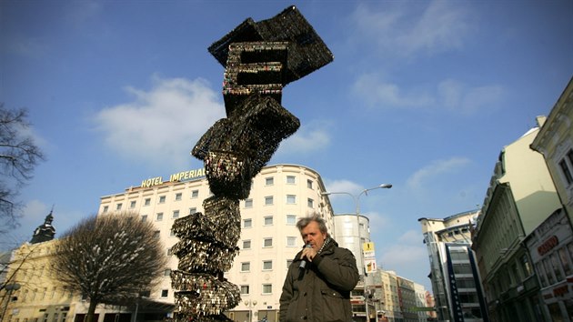 Jiří David v roce 2011 v Ostravě po instalaci své Klíčové sochy.