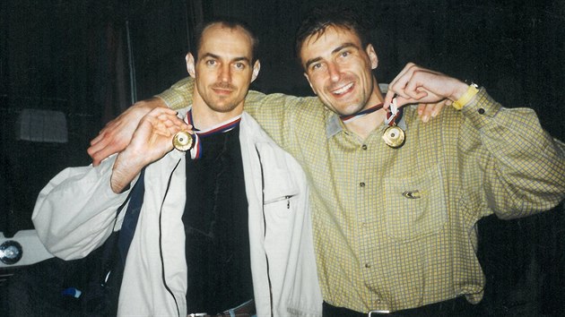 Dvacet let star vzpomnka. Jaroslav Kov (vlevo) s Duanem Medveckm se zlatmi medailemi po tvrtm vtznm finlovm utkn na palubovce USK Praha.