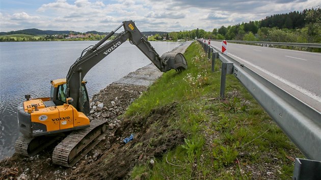 U ern v Poumav buduj bagry novou cyklostezku po hrzi mezi malm a velkm Lipnem.