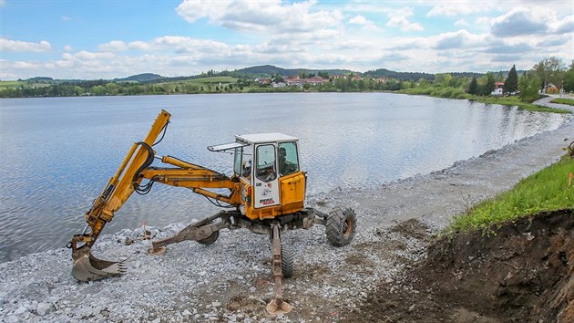 U ern v Poumav buduj bagry novou cyklostezku po hrzi mezi malm a velkm Lipnem.