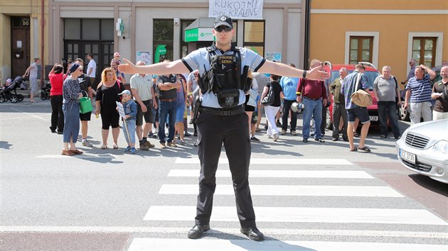 V Chnov lid protestovali za stavbu obchvatu. Mezi 15. a 16. hodinou pechzeli pes pechod, co se nelbilo projdjcm idim.