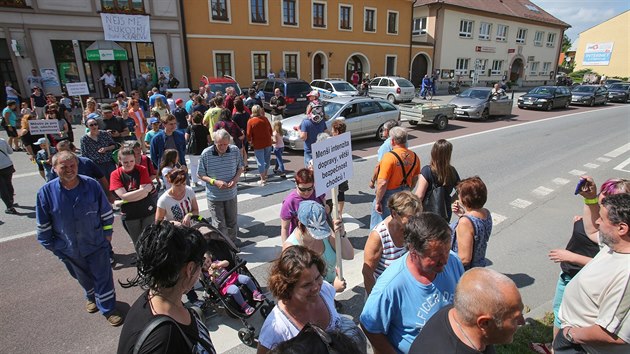 V Chnov lid protestovali za stavbu obchvatu. Mezi 15. a 16. hodinou pechzeli pes pechod, co se nelbilo projdjcm idim.