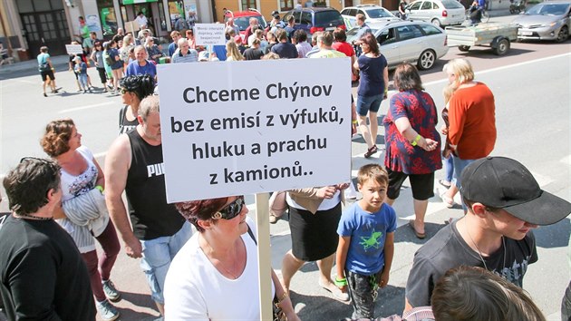 V Chnov lid protestovali za stavbu obchvatu. Mezi 15. a 16. hodinou pechzeli pes pechod, co se nelbilo projdjcm idim.