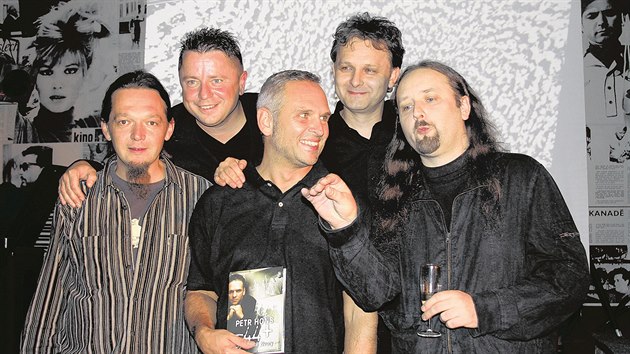 Na ktu knihy Petra Honse (uprosted) nechybli v roce 2008 ani lenov skupiny Ocen. Zleva stoj Petr Kuera, Petr Muk, Jan Vozry a Duan Vozry.