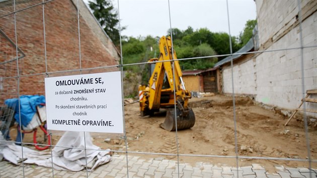 Bval nmstek primtora Martin Ander stav nov dm na pozemku v Komn. Chodnk na zastvce, kter pokodily tk stroje, slbil opravit.