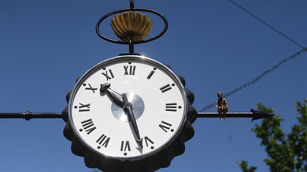 Na eskou ulici v centru Brna se po oprav vrtily legendrn hodiny. Zdob je i miniaturn socha Adama ekae vyhlejcho svou lsku.