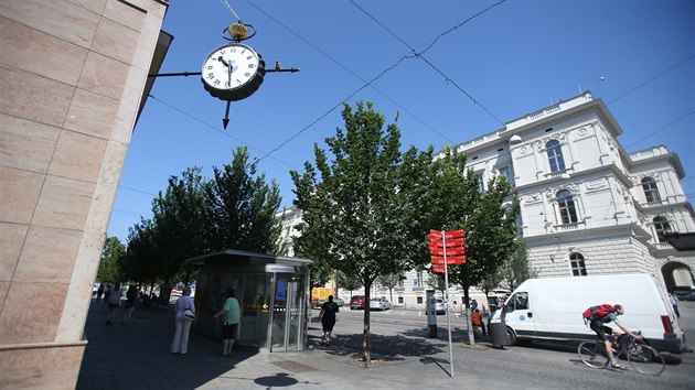 Na eskou ulici v centru Brna se po oprav vrtily legendrn hodiny. Zdob je i miniaturn socha Adama ekae vyhlejcho svou lsku.