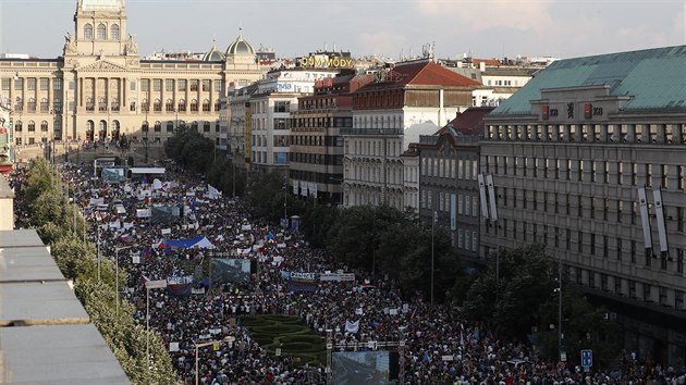 V Praze probh demonstrace za nezvislost justice a za odvoln ministryn spravedlnosti Beneov a premira Andreje Babie. Snmek byl pozen ze stechy praskho Duplexu. (4. ervna 2019)
