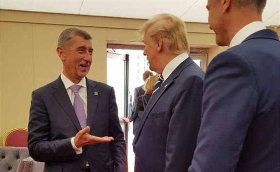 Bhem oslav 75. vro vylodn spojeneckch vojsk v Normandii se premir Andrej Babi setkal s prezidentem USA Donaldem Trumpem a jeho manelkou. (5. ervna 2019)