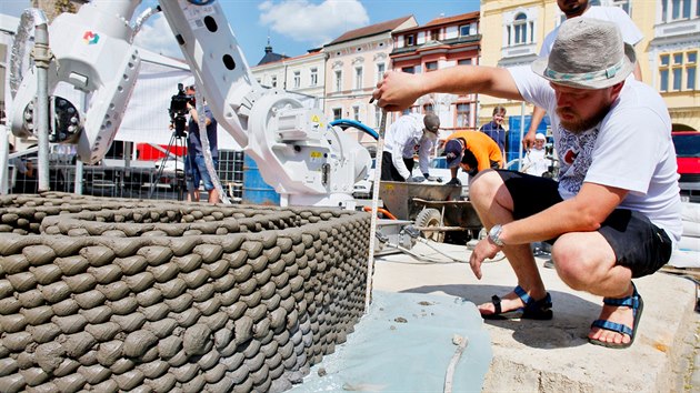 Tradin letn festival Umn ve mst zaal v eskch Budjovicch ve stedu ukzkou robotick 3D tiskrny Ma, se kterou umlec a socha Michal Trpk se svm tmem tiskne betonov sochy. Ty pak daj dohromady npis Budjovice.