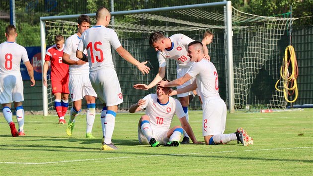 Fotbalov reprezentace do 21 let se raduje, tonk Ondej ainka pijm gratulace ke glu v pprav proti Rusku v Rakousku.