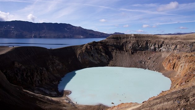 Pohled na krter Vti na severnm okraji krteru Askji. Krter vznikl bhem sopen erupce kvli kontaktu vystupujcho magmatu s vodou. Dnes dno krteru vypluje mal geotermln jezero, kter je pro svou teplotu oblbenm clem turist.