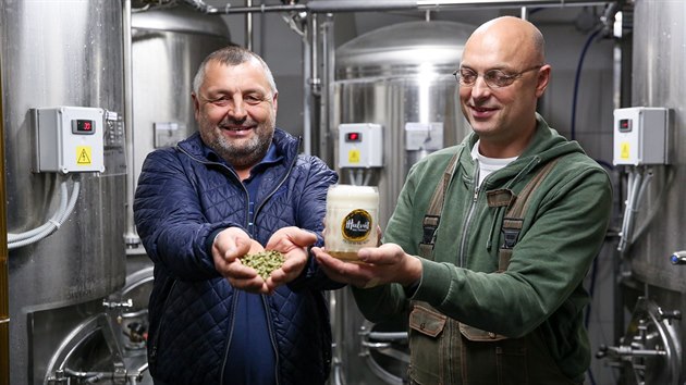 Pivovar Hulv�t v Truskovic�ch zalo�ili a provozuj� brat�i Z�horkovi.