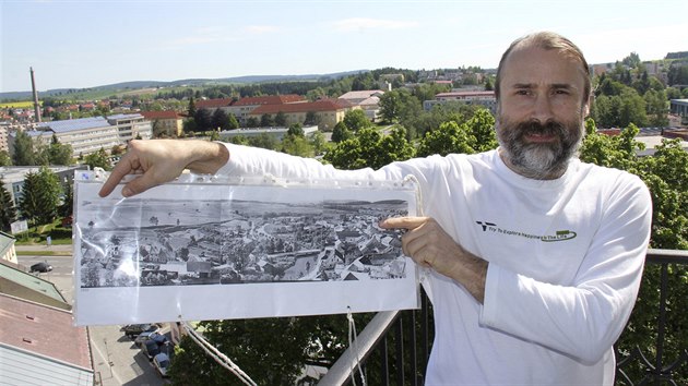 Pracovník žďárského muzea Miloslav Lopaur na ochozu věže ukazuje, jak se město během let proměnilo.