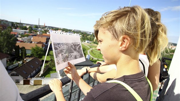 Děti se na ochozu věže mohly přesvědčit, jak se město během let proměnilo.