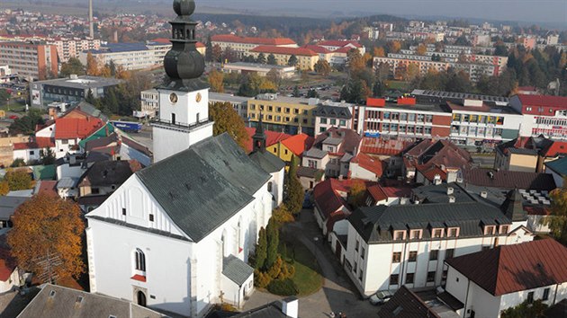 Kostel svatého Prokopa s vyhlídkovou věží v centru Žďáru nad Sázavou.