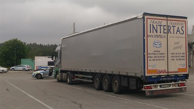 Tři migranti se vezli v srbském kamionu. Podezření pojal sám řidič, který zastavil na odpočívadle u D1 a přivolal policii.