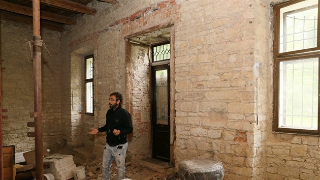 Pavel Ondráček, partner majitelky zámku Peruc, vysvětluje, jak probíhá rekonstrukce (3. června 2019). Galerie Emila Filly, která je součástí zámku.