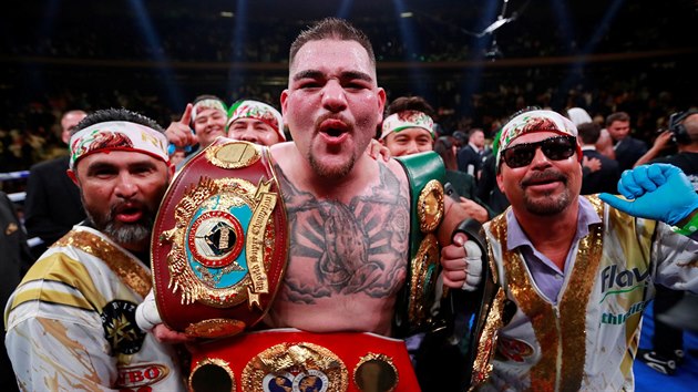 Andy Ruiz slav tituly profesionlnho mistra svta v tk vze organizac WBA, IBF a WBO.