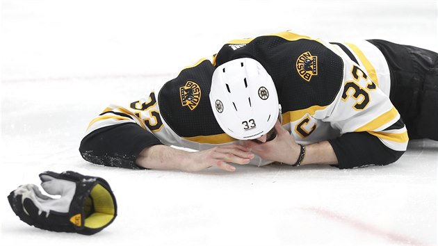 Otesen obrnce Bostonu Zdeno Chara po tvrd rn pukem.