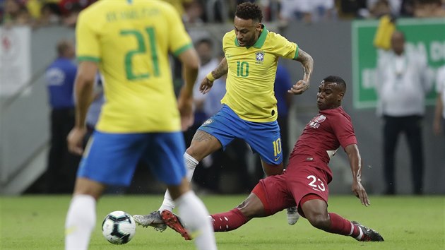 Brazilec Neymar v ostrm souboji s Assim Madibou v ptelskm utkn proti Kataru.