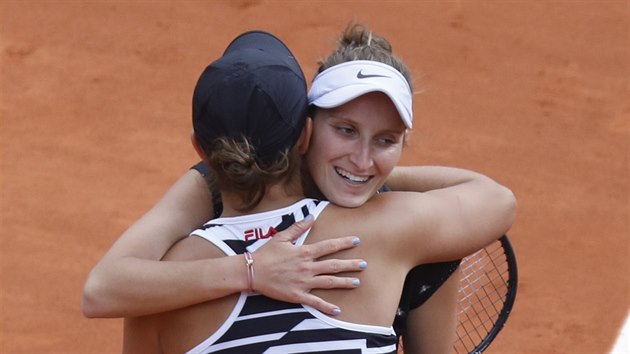 Markta Vondrouov (elem) blahopeje Ashleigh Bartyov po prohranm finle Roland Garros.