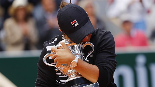 Je moje. Ashleigh Bartyov s trofej pro vtzku Roland Garros.