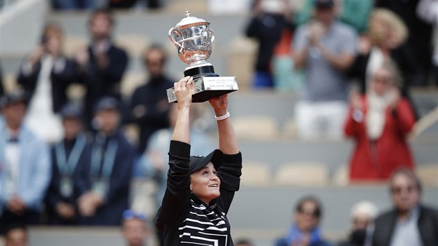 Ashleigh Bartyov s trofej pro vtzku Roland Garros.