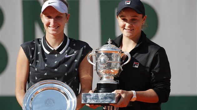 Markéta Vondroušová (vlevo) a Ashleigh Bartyová s trofejemi pro finalistku a vítězku Roland Garros.