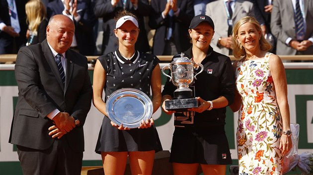 Markéta Vondroušová (vlevo) a Ashleigh Bartyová s trofejemi pro finalistku a vítězku Roland Garros. Předávali je prezident francouzské tenisové federace Bernard Giudicellifor a legenda Chris Evertová. 