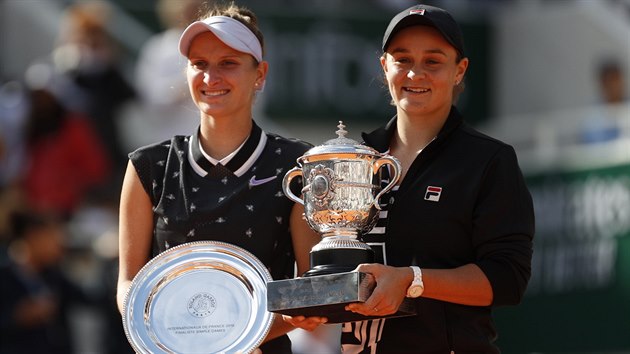Markéta Vondroušová (vlevo) a Ashleigh Bartyová s trofejemi pro finalistku a vítězku Roland Garros