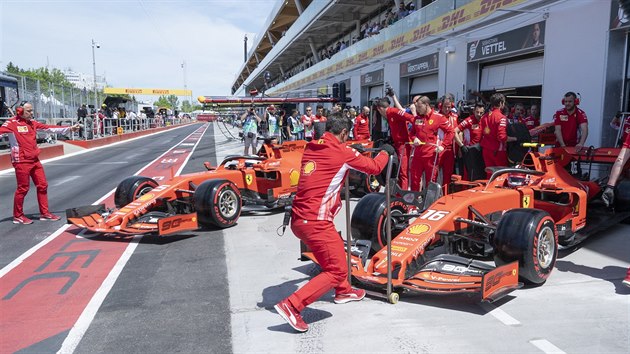 Sebastian Vettel a Charles Leclerc ze stje Ferrari se chystaj na kvalifikaci Velk ceny Kanady formule 1 v Montrealu.