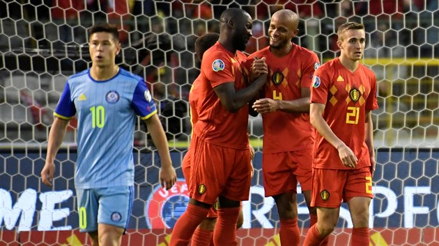 Romelu Lukaku a Vincent Kompany slav belgick gl proti Kazachstnu v utkn kvalifikace o postup na Euro 2020.