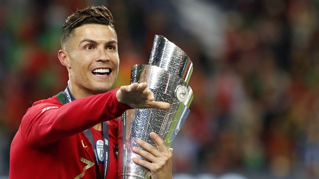 Cristiano Ronaldo s trofej pro vtze Ligy nrod.