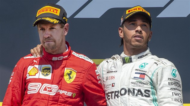Vtzn Lewis Hamilton (vpravo) utuje druhho Sebastiana Vettela po Velk cen Kanady formule 1.